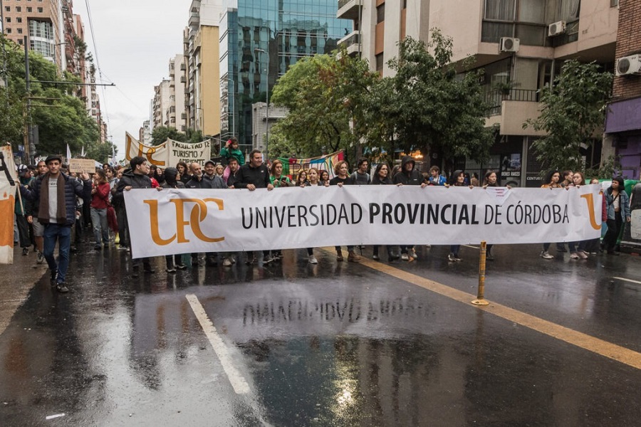 La Universidad Provincial de Córdoba marcha en defensa del financiamiento mientras la Nación ajusta y Córdoba federaliza la educación superior