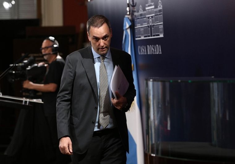 La «cuestión Adorni» paraliza la Casa Rosada: rumores de salida, reunión clave en Olivos y una interna que no cesa