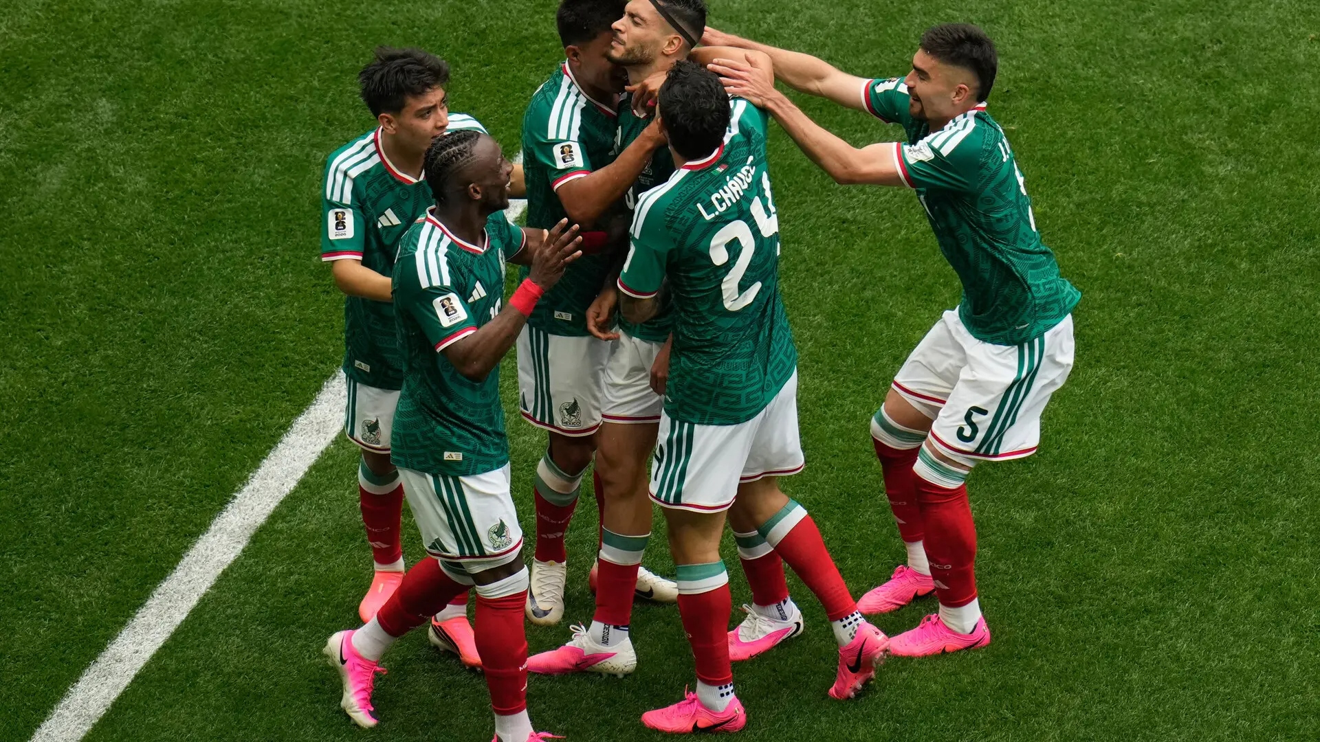México pisó fuerte como local en el partido inaugural: venció 2-0 a Sudáfrica en el Estadio Azteca