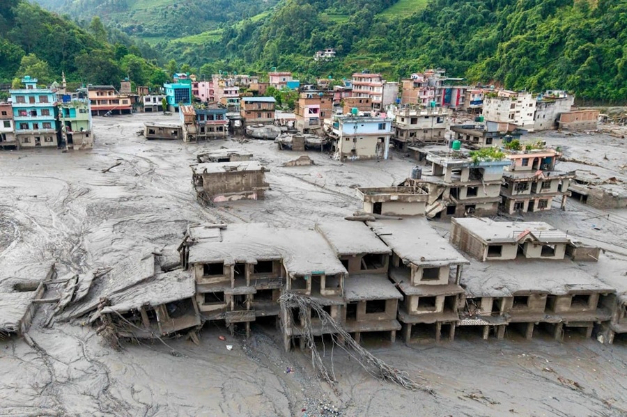 Catástrofe en Nepal y el Tíbet, una inundación repentina deja cientos de muertos y miles de desaparecidos
