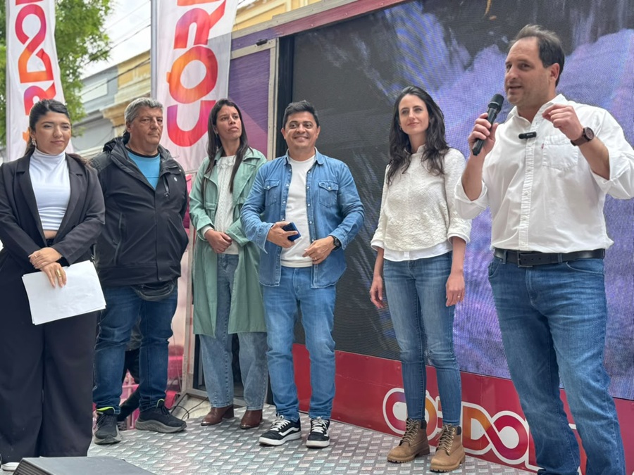 El Intendente Arenas, de Capilla del Monte, junto a la secretaria de turismo y autoridades regionales.
